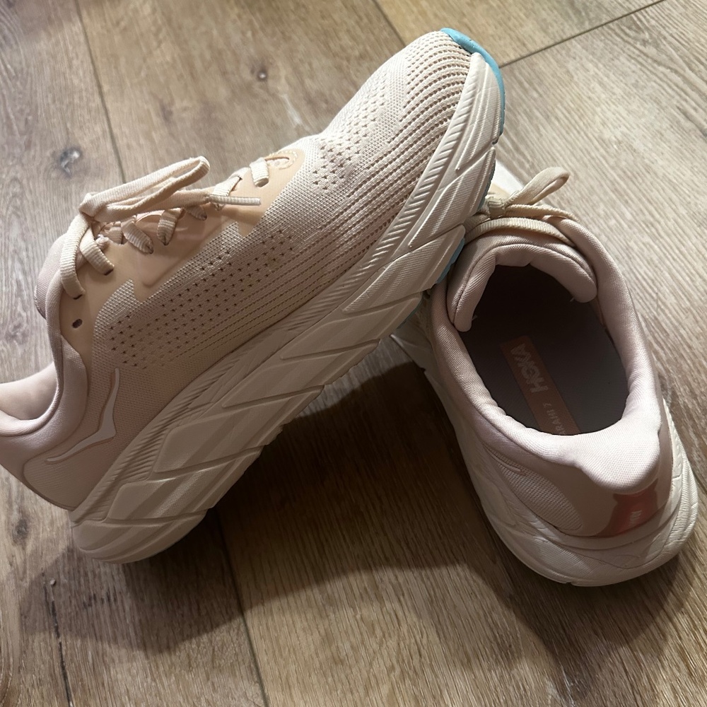 Hoka Women Arahi 7 in Vanilla Cream‎ Size 9
